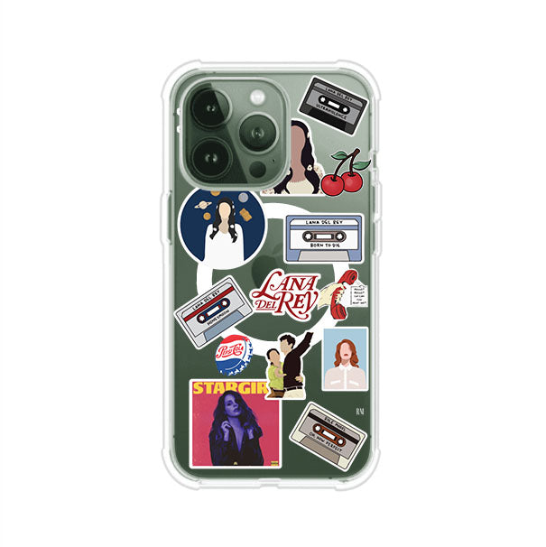 Funda para iPhone con diseño collage de Lana Del Rey en fondo rojo. Incluye stickers de cassettes, cerezas, retratos y frases icónicas. Estilo retro y nostálgico para fans de Lana.