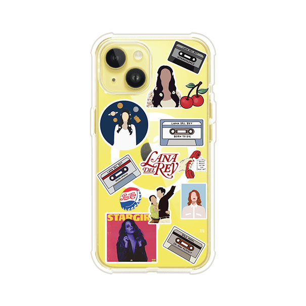 Funda para iPhone con diseño collage de Lana Del Rey en fondo rojo. Incluye stickers de cassettes, cerezas, retratos y frases icónicas. Estilo retro y nostálgico para fans de Lana.