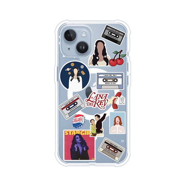 Funda para iPhone con diseño collage de Lana Del Rey en fondo rojo. Incluye stickers de cassettes, cerezas, retratos y frases icónicas. Estilo retro y nostálgico para fans de Lana.
