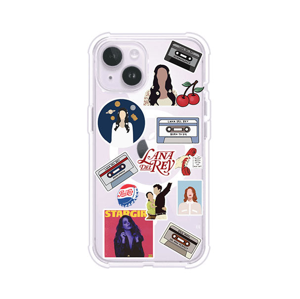 Funda para iPhone con diseño collage de Lana Del Rey en fondo rojo. Incluye stickers de cassettes, cerezas, retratos y frases icónicas. Estilo retro y nostálgico para fans de Lana.