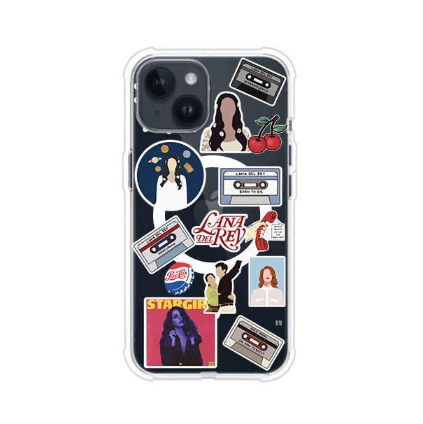 Funda para iPhone con diseño collage de Lana Del Rey en fondo rojo. Incluye stickers de cassettes, cerezas, retratos y frases icónicas. Estilo retro y nostálgico para fans de Lana.