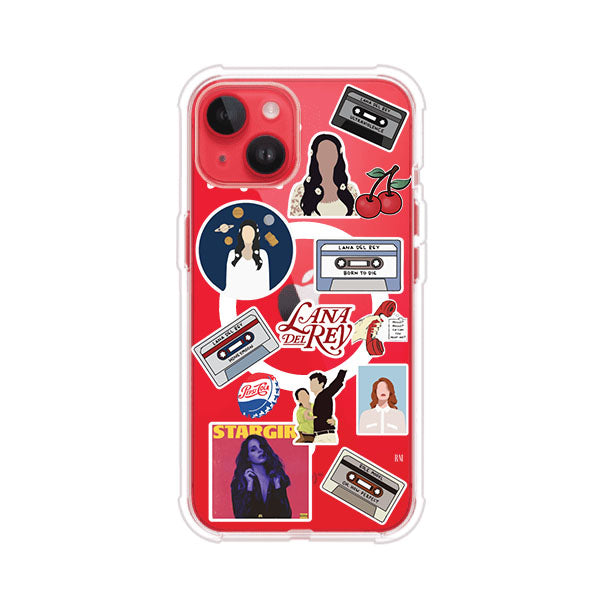 Funda para iPhone con diseño collage de Lana Del Rey en fondo rojo. Incluye stickers de cassettes, cerezas, retratos y frases icónicas. Estilo retro y nostálgico para fans de Lana.