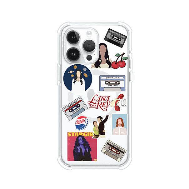 Funda para iPhone con diseño collage de Lana Del Rey en fondo rojo. Incluye stickers de cassettes, cerezas, retratos y frases icónicas. Estilo retro y nostálgico para fans de Lana.