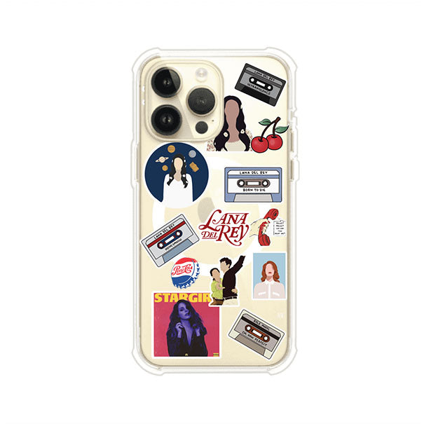 Funda para iPhone con diseño collage de Lana Del Rey en fondo rojo. Incluye stickers de cassettes, cerezas, retratos y frases icónicas. Estilo retro y nostálgico para fans de Lana.