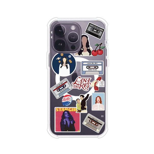 Funda para iPhone con diseño collage de Lana Del Rey en fondo rojo. Incluye stickers de cassettes, cerezas, retratos y frases icónicas. Estilo retro y nostálgico para fans de Lana.