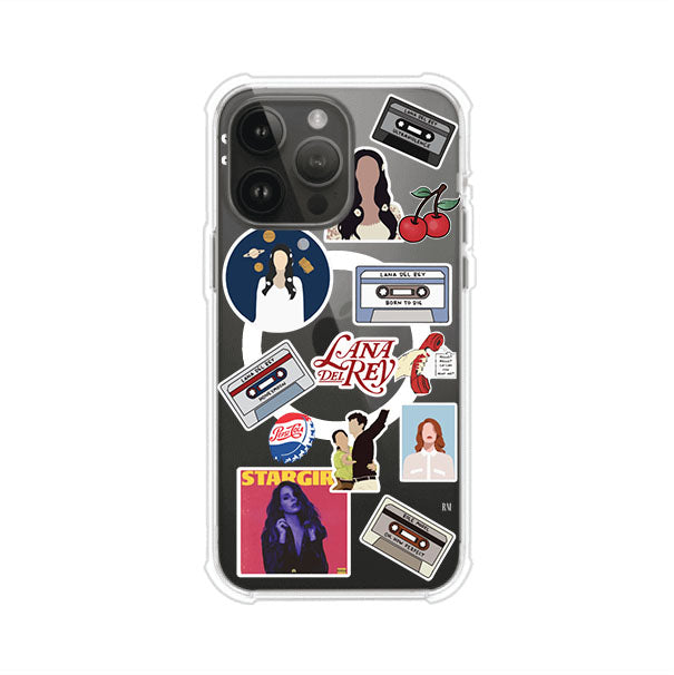 Funda para iPhone con diseño collage de Lana Del Rey en fondo rojo. Incluye stickers de cassettes, cerezas, retratos y frases icónicas. Estilo retro y nostálgico para fans de Lana.