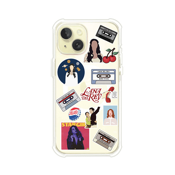 Funda para iPhone con diseño collage de Lana Del Rey en fondo rojo. Incluye stickers de cassettes, cerezas, retratos y frases icónicas. Estilo retro y nostálgico para fans de Lana.