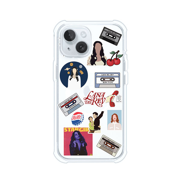 Funda para iPhone con diseño collage de Lana Del Rey en fondo rojo. Incluye stickers de cassettes, cerezas, retratos y frases icónicas. Estilo retro y nostálgico para fans de Lana.