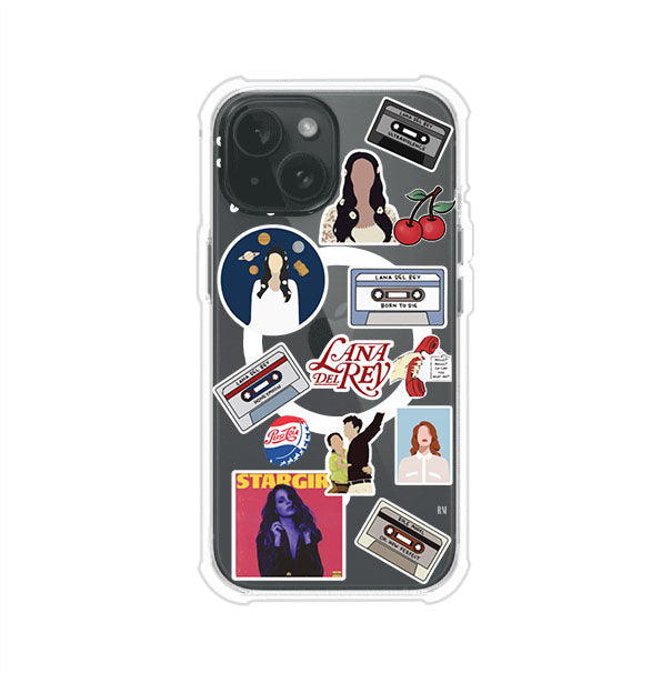 Funda para iPhone con diseño collage de Lana Del Rey en fondo rojo. Incluye stickers de cassettes, cerezas, retratos y frases icónicas. Estilo retro y nostálgico para fans de Lana.
