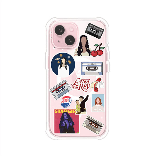 Funda para iPhone con diseño collage de Lana Del Rey en fondo rojo. Incluye stickers de cassettes, cerezas, retratos y frases icónicas. Estilo retro y nostálgico para fans de Lana.