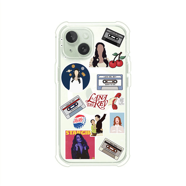 Funda para iPhone con diseño collage de Lana Del Rey en fondo rojo. Incluye stickers de cassettes, cerezas, retratos y frases icónicas. Estilo retro y nostálgico para fans de Lana.