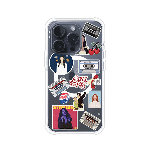 Funda para iPhone con diseño collage de Lana Del Rey en fondo rojo. Incluye stickers de cassettes, cerezas, retratos y frases icónicas. Estilo retro y nostálgico para fans de Lana.