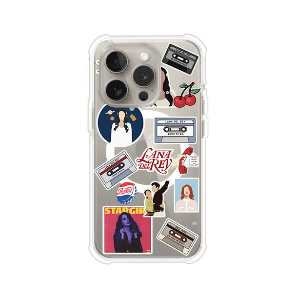 Funda para iPhone con diseño collage de Lana Del Rey en fondo rojo. Incluye stickers de cassettes, cerezas, retratos y frases icónicas. Estilo retro y nostálgico para fans de Lana.