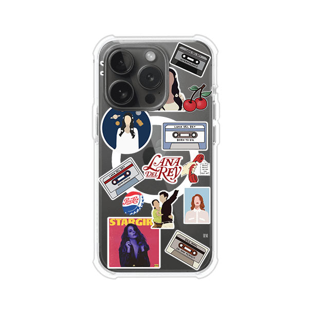 Funda para iPhone con diseño collage de Lana Del Rey en fondo rojo. Incluye stickers de cassettes, cerezas, retratos y frases icónicas. Estilo retro y nostálgico para fans de Lana.