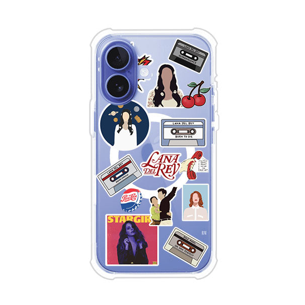 Funda para iPhone con diseño collage de Lana Del Rey en fondo rojo. Incluye stickers de cassettes, cerezas, retratos y frases icónicas. Estilo retro y nostálgico para fans de Lana.