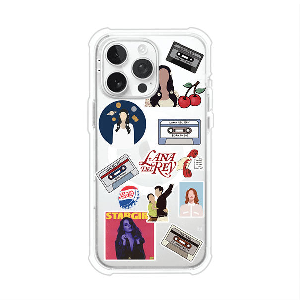 Funda para iPhone con diseño collage de Lana Del Rey en fondo rojo. Incluye stickers de cassettes, cerezas, retratos y frases icónicas. Estilo retro y nostálgico para fans de Lana.