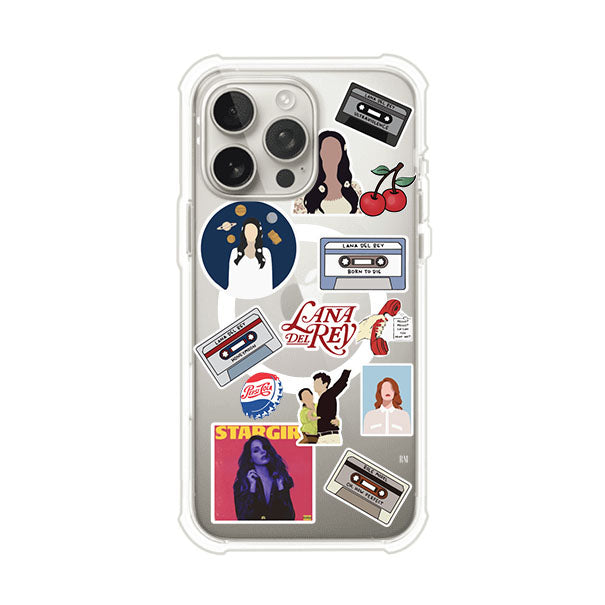 Funda para iPhone con diseño collage de Lana Del Rey en fondo rojo. Incluye stickers de cassettes, cerezas, retratos y frases icónicas. Estilo retro y nostálgico para fans de Lana.