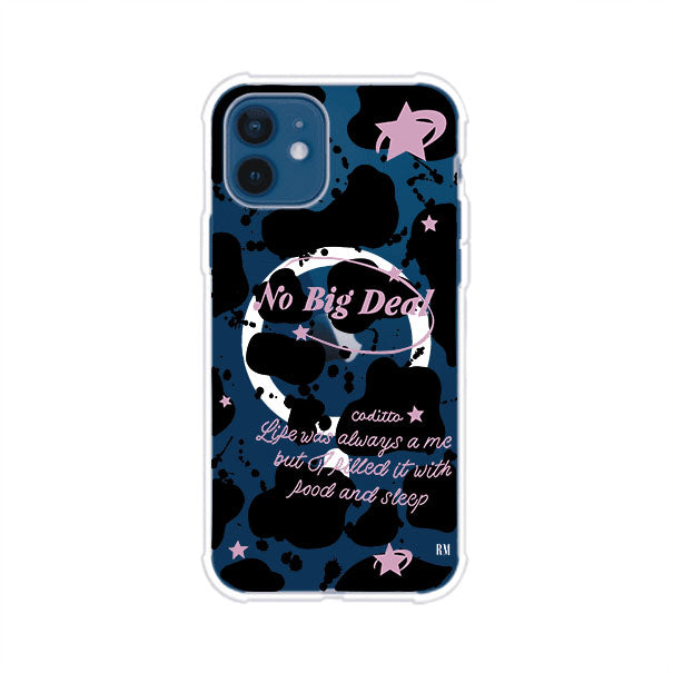 Funda estilo vaca en blanco, negro y rosa con frase No Big Deal para iPhone. Diseño divertido y aesthetic. Producto de Remark Mx