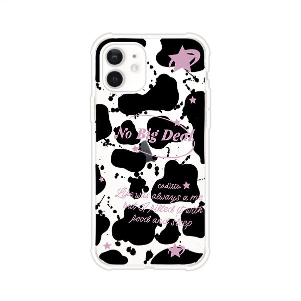Funda estilo vaca en blanco, negro y rosa con frase No Big Deal para iPhone. Diseño divertido y aesthetic. Producto de Remark Mx