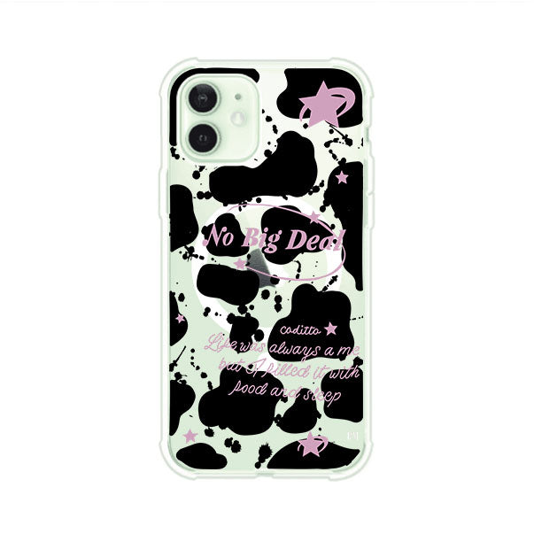 Funda estilo vaca en blanco, negro y rosa con frase No Big Deal para iPhone. Diseño divertido y aesthetic. Producto de Remark Mx