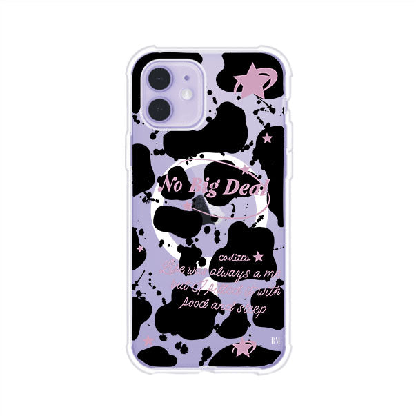 Funda estilo vaca en blanco, negro y rosa con frase No Big Deal para iPhone. Diseño divertido y aesthetic. Producto de Remark Mx