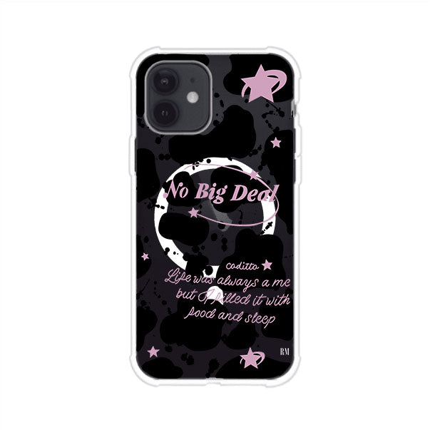 Funda estilo vaca en blanco, negro y rosa con frase No Big Deal para iPhone. Diseño divertido y aesthetic. Producto de Remark Mx