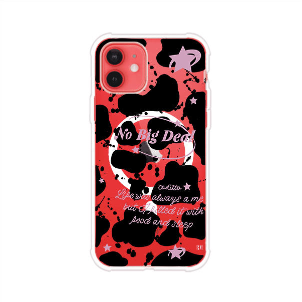 Funda estilo vaca en blanco, negro y rosa con frase No Big Deal para iPhone. Diseño divertido y aesthetic. Producto de Remark Mx