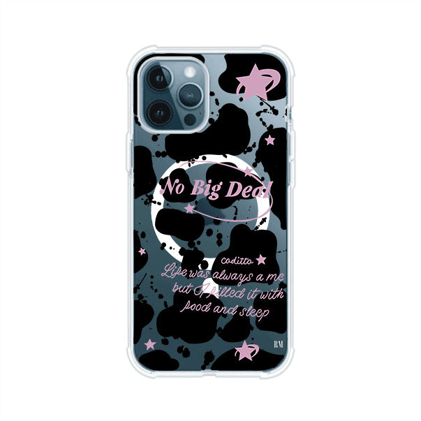 Funda estilo vaca en blanco, negro y rosa con frase No Big Deal para iPhone. Diseño divertido y aesthetic. Producto de Remark Mx
