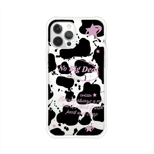 Funda estilo vaca en blanco, negro y rosa con frase No Big Deal para iPhone. Diseño divertido y aesthetic. Producto de Remark Mx