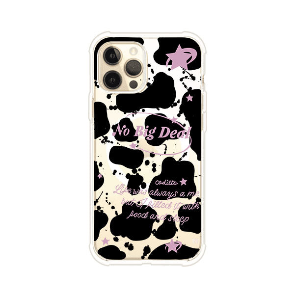 Funda estilo vaca en blanco, negro y rosa con frase No Big Deal para iPhone. Diseño divertido y aesthetic. Producto de Remark Mx