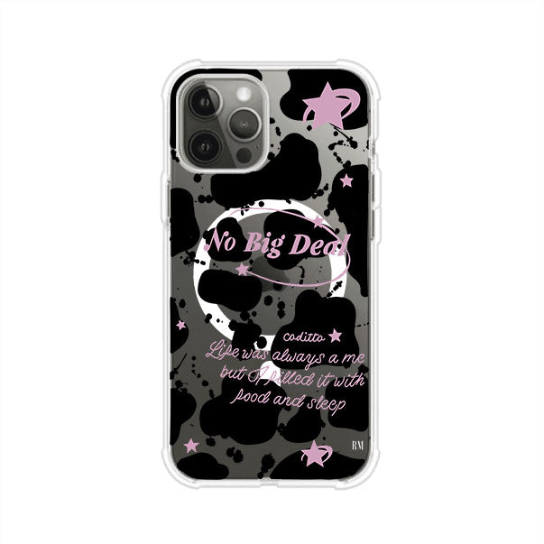 Funda estilo vaca en blanco, negro y rosa con frase No Big Deal para iPhone. Diseño divertido y aesthetic. Producto de Remark Mx