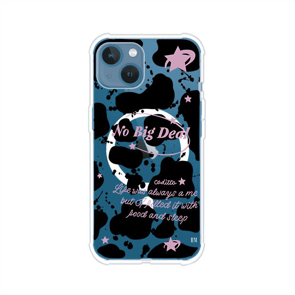 Funda estilo vaca en blanco, negro y rosa con frase No Big Deal para iPhone. Diseño divertido y aesthetic. Producto de Remark Mx