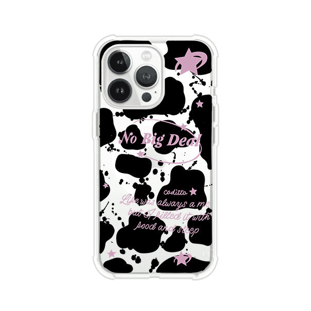 Funda estilo vaca en blanco, negro y rosa con frase No Big Deal para iPhone. Diseño divertido y aesthetic. Producto de Remark Mx
