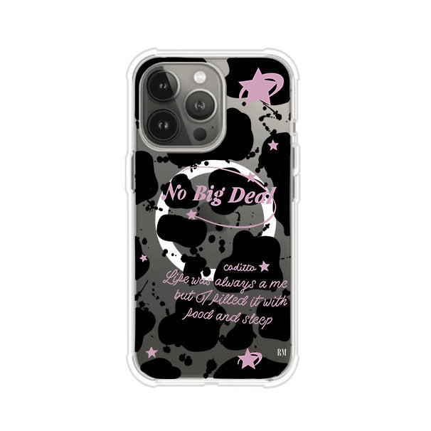 Funda estilo vaca en blanco, negro y rosa con frase No Big Deal para iPhone. Diseño divertido y aesthetic. Producto de Remark Mx