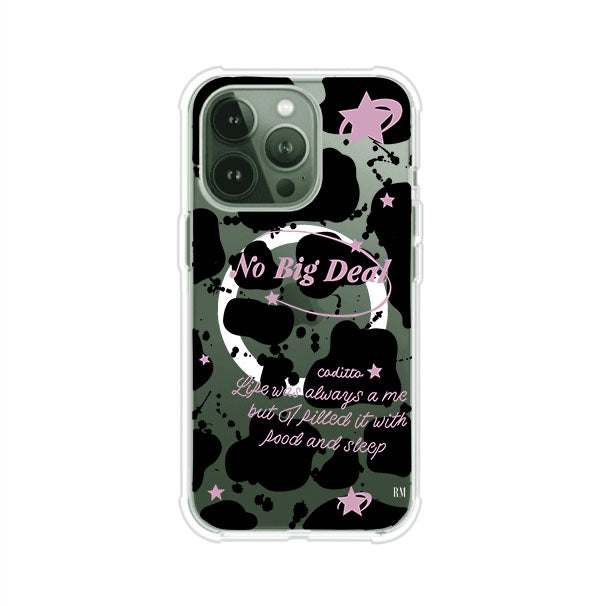 Funda estilo vaca en blanco, negro y rosa con frase No Big Deal para iPhone. Diseño divertido y aesthetic. Producto de Remark Mx