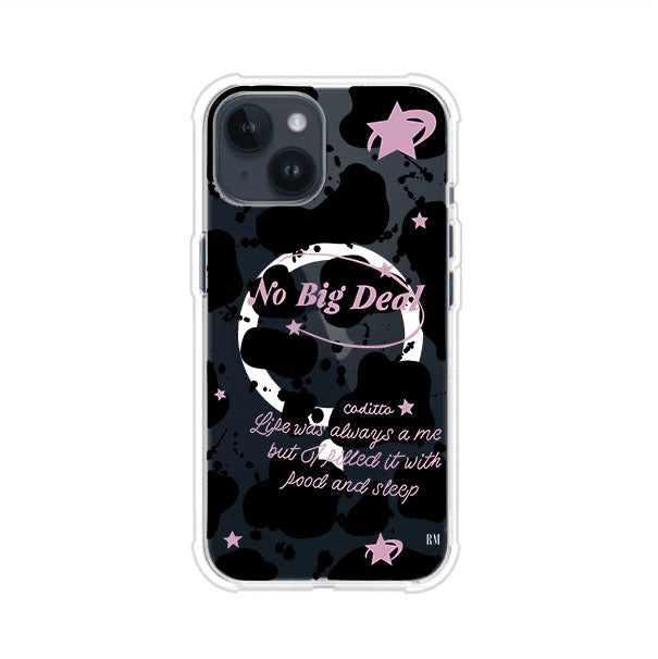 Funda estilo vaca en blanco, negro y rosa con frase No Big Deal para iPhone. Diseño divertido y aesthetic. Producto de Remark Mx