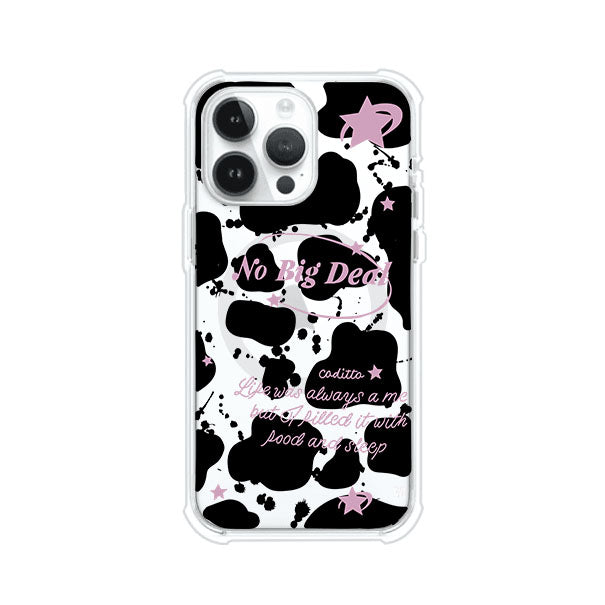 Funda estilo vaca en blanco, negro y rosa con frase No Big Deal para iPhone. Diseño divertido y aesthetic. Producto de Remark Mx