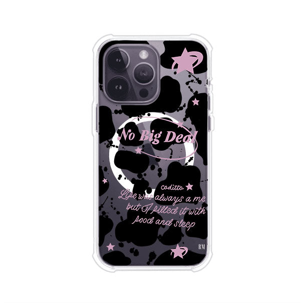 Funda estilo vaca en blanco, negro y rosa con frase No Big Deal para iPhone. Diseño divertido y aesthetic. Producto de Remark Mx