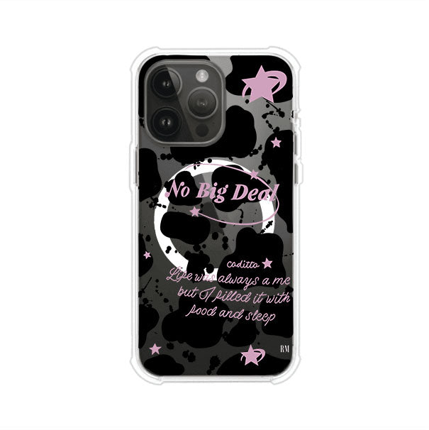 Funda estilo vaca en blanco, negro y rosa con frase No Big Deal para iPhone. Diseño divertido y aesthetic. Producto de Remark Mx