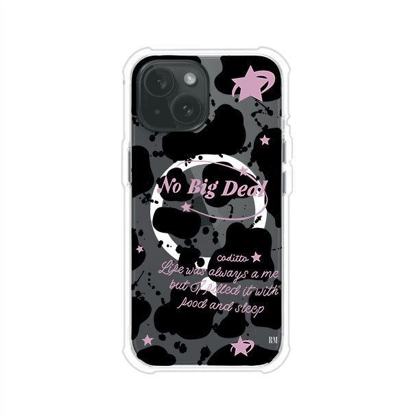 Funda estilo vaca en blanco, negro y rosa con frase No Big Deal para iPhone. Diseño divertido y aesthetic. Producto de Remark Mx