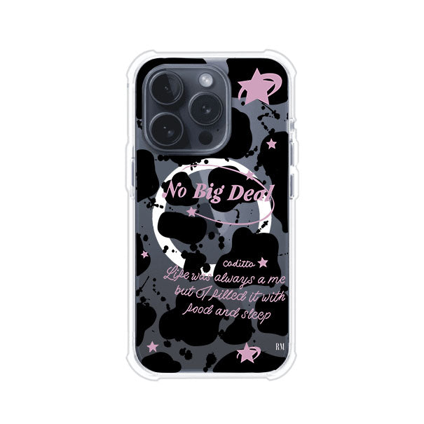 Funda estilo vaca en blanco, negro y rosa con frase No Big Deal para iPhone. Diseño divertido y aesthetic. Producto de Remark Mx