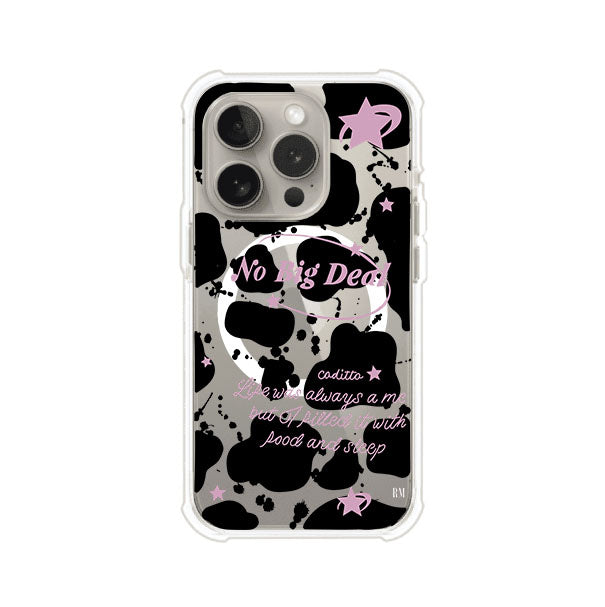 Funda estilo vaca en blanco, negro y rosa con frase No Big Deal para iPhone. Diseño divertido y aesthetic. Producto de Remark Mx