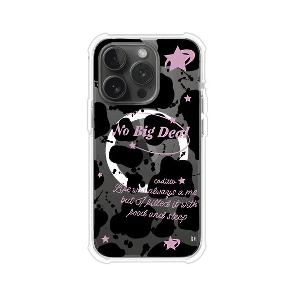 Funda estilo vaca en blanco, negro y rosa con frase No Big Deal para iPhone. Diseño divertido y aesthetic. Producto de Remark Mx