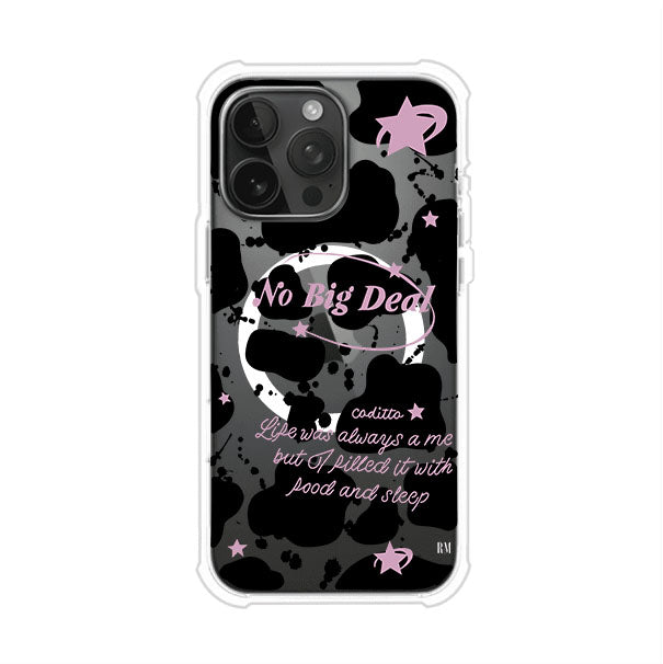 Funda estilo vaca en blanco, negro y rosa con frase No Big Deal para iPhone. Diseño divertido y aesthetic. Producto de Remark Mx