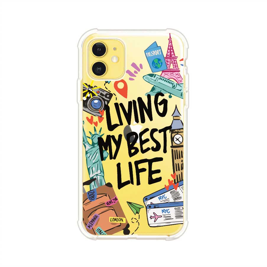 Funda personalizada para iPhone con frase 'Living My Best Life' y diseño de elementos viajeros como maletas, torre Eiffel, Big Ben y boletos de avión; producto de Remark MX