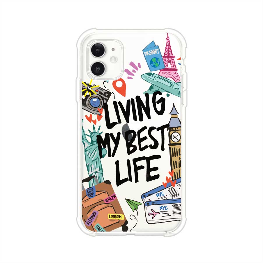 Funda personalizada para iPhone con frase 'Living My Best Life' y diseño de elementos viajeros como maletas, torre Eiffel, Big Ben y boletos de avión; producto de Remark MX