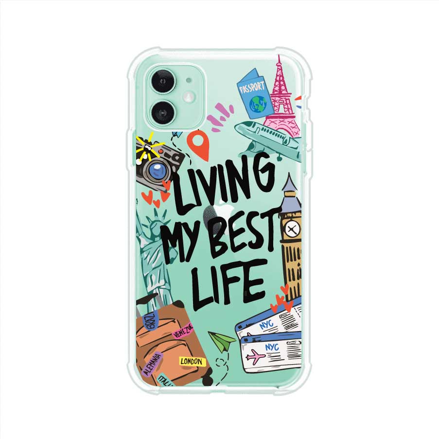 Funda personalizada para iPhone con frase 'Living My Best Life' y diseño de elementos viajeros como maletas, torre Eiffel, Big Ben y boletos de avión; producto de Remark MX