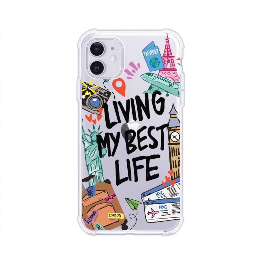 Funda personalizada para iPhone con frase 'Living My Best Life' y diseño de elementos viajeros como maletas, torre Eiffel, Big Ben y boletos de avión; producto de Remark MX