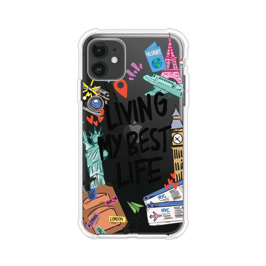 Funda personalizada para iPhone con frase 'Living My Best Life' y diseño de elementos viajeros como maletas, torre Eiffel, Big Ben y boletos de avión; producto de Remark MX