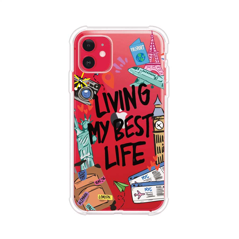 Funda personalizada para iPhone con frase 'Living My Best Life' y diseño de elementos viajeros como maletas, torre Eiffel, Big Ben y boletos de avión; producto de Remark MX